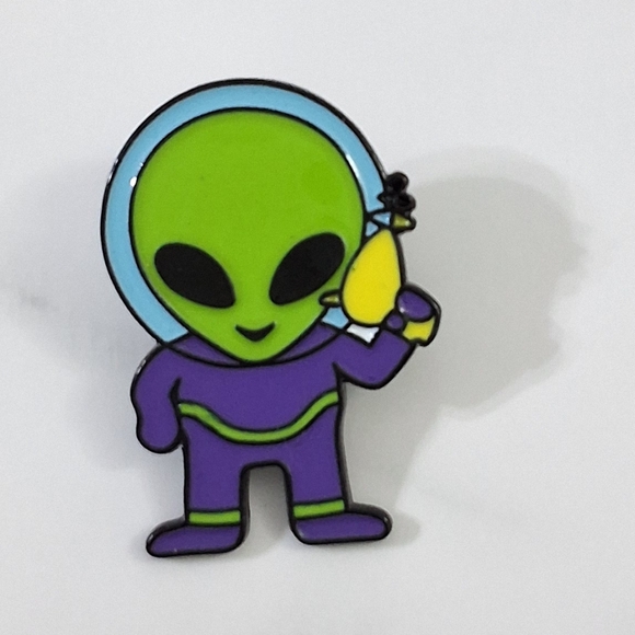 Alien Enamel Pin, Brooch,  NEW - Picture 1 of 4